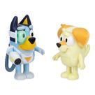 Pacote com 2 bonecos Bluey & Neighbor Chucky com roupa Surprise Blaster