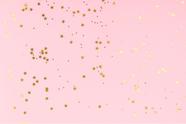 Painel de Tecido Sublimado Chuva de Estrelas Douradas Caindo Fundo Rosa Painel de Tecido Sublimado Chuva de Estrelas Douradas Caindo Fundo Rosa