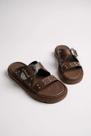 Papete Moleca Com Tachas E Fivela Metálica Confortável E Estilosa Chocolate Papete Moleca Com Tachas E Fivela Metálica Confortável E Estilosa Chocolate