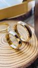Par de alianças Closet Joias em Ouro 18k com pedras de brilhante e gravação lateral