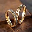 Par de alianças folheada a ouro 18k cravejada com pedras de zircônia.