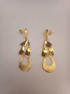 Par de brincos(5,5cm)folhas, com super banho de ouro 18k.