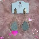 Par de brincos feminino com detalhes brilhantes