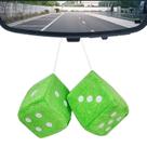 Par de dados de pelúcia felpudo pendurado no interior do carro em veludo dourado
