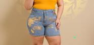 Pedalete, jeans claro com brilho dourado.