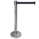 Pedestal Organizador Separador de Fila Cromado Com Fita Retrátil Preta tipo Balizador Aeroporto