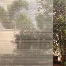 Pelicula Adesiva para Porta de Vidro Residencial Modelo Linhas Branco e Cinza 210x200cm