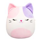 Pelúcia Squishmallows Nell Gata Calico Rosa e Roxa 20 cm