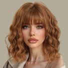 Peruca AISI HAIR sintética ondulada encaracolada com franja Cooper Blonde