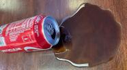 Piada de pegadinha de bebida à base de cola derramada em latas de refrigerante recicladas Piada de pegadinha de bebida à base de cola derramada em latas de refrigerante recicladas