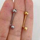 Piercing genital em titânio com disco dourado