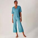 Pijama Manga Curta e Calça Capri Recortes Acetinados Azul Hering