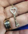 Pingente Chave 15 Anos Bodas Namorados Ouro Branco 18 Kilates Pedras Diamantes Peso 1.81 Gramas 37x2 mm