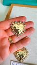 Pingente Coração 2 Saídas com Strass em Ouro 18k - 01 Unidade Pingente Coração 2 Saídas com Strass em Ouro 18k - 01 Unidade