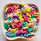 Pingente Letras Candy Color Escuro 200un 9x14mm Para Pulseira Colar Pingente Letras Candy Color Escuro 200un 9x14mm Para Pulseira Colar
