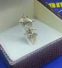 Pingente Menina Moça 4 Diamantes na Saia Ouro Branco Ouro 18 Kilates Peso 0.80 Grama 21 mm