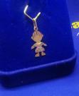 Pingente Menino Detalhes Ouro Branco Ouro 18 Kilates Peso 0.50 Grama 16 mm