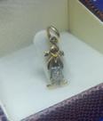 Pingente Moça Mamãe 2 Diamantes na Saia Detalhes Ouro Branco Ouro 18 Kilates Peso 0.90 Grama 16 mm