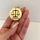 Pingente Profissão Direito Semijoia Feminina com Design Sofisticado e Símbolo da Justiça Banhada a Ouro 18k Simonatt Pingente Profissão Direito Semijoia Feminina com Design Sofisticado e Símbolo da Justiça Banhada a Ouro 18k Simonatt