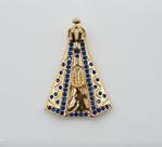 Pingente Santa Grande com Cruz Pendurada e Zircônia Azul Banhado em Ouro 18K