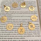 Pingente Signo Medalha Vazada Semijoia Feminina com Significado e Estilo Atemporal Banhada a Ouro 18k ou Ródio Branco