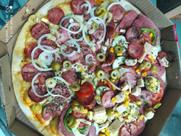 Pizza de calabresa com português