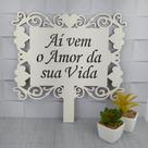 Placa Casamento Entrada Igreja Plaquinha Branca Noiva Cabo "Aí vem o Amor da sua Vida"