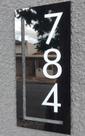Placa de Acrílico Preto com Números para Identificação de Residências - Elegante e Moderno