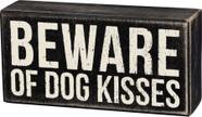 Placa de decoração de madeira Primitives de Kathy 'Beware of Dog Kisses' Placa de decoração de madeira Primitives de Kathy 'Beware of Dog Kisses'