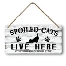 Placa de madeira pendurada para decoração de parede para gatos de 12x6cm Spoiled Cats Live Here