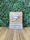 Placa de sinalização Área Monitorada por vídeo e áudio em mdf