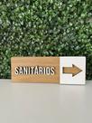 Placa de sinalização Sanitários com seta para direita em mdf Placa de sinalização Sanitários com seta para direita em mdf