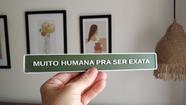 Placa Decorativa Divertida Muito Humana para Ser Exata