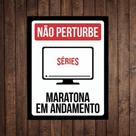 Placa Decorativa Geek Divertida Séries Maratona em andamento Filmes Placa Decorativa Geek Divertida Séries Maratona em andamento Filmes