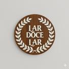 Placa Decorativa Porta Lar Doce Lar, Madeira MDF com Coroa de Louros, Marrom Rústico e Branco, 30cm Diâmetro, Fixação co