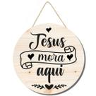 Placa decorativa redonda Jesus mora aqui PL282