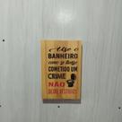 Placa decorativa "Use o banheiro como se tivesse cometido um crime"