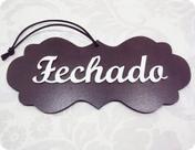 Placa Marrom com Aberto e Fechado em Branco - Identificação de Loja