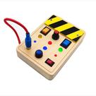 Placa ocupada de madeira Montessori com interruptores de LED e brinquedo de circuito