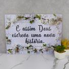 Plaquinha De Casamento Noiva Flores brancas E assim Deus escreve uma nova história Plaquinha De Casamento Noiva Flores brancas E assim Deus escreve uma nova história