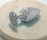 Plug m cromado com pedra cravejada em strass