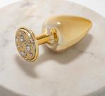 Plug m dourado com pedra cravejada em strass