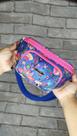 Pochete Ana Babadeira Estampada, Alça de 95cm, Forro Impermeável e Fecho com Mosquetão Pochete Ana Babadeira Estampada, Alça de 95cm, Forro Impermeável e Fecho com Mosquetão