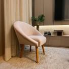 Poltrona Bela Original Decoração Para Sala de Estar Quarto Recepção com Encosto Arredondado e Costura Geométrica