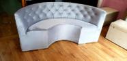 Poltrona booth meia lua u 1,80cm veludo cinza capitone costurado