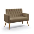 Poltrona Namoradeira Decorativa Estofada para Sala de Estar Vega com Rodapé e Botões Capitonê Sued Capuccino Aradecor