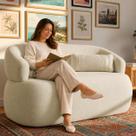 Poltrona Namoradeira Orgânica Chloe Boucle Decorativa com Almofada Plumante Poltrona Namoradeira Orgânica Chloe Boucle Decorativa com Almofada Plumante