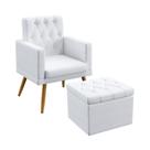Poltrona Para Sala de Estar Nina Com Rodapé E Capitonê Com Puff Quasar Couro Branco Aradecor