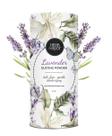 Polvilhando ervas e raízes de lavanda sem talco para mulheres