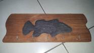 Porta chave com peixe esculpido em.madeira